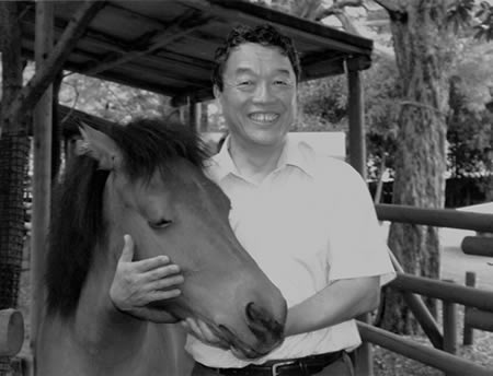 日本在来種の木曽馬と、子ども動物園で
